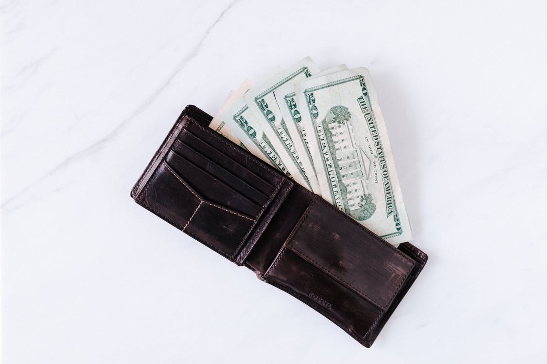 skórzany portfel z gotówką