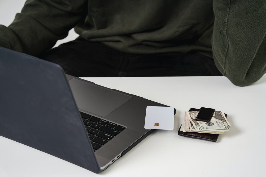 laptop I skórzany portfel