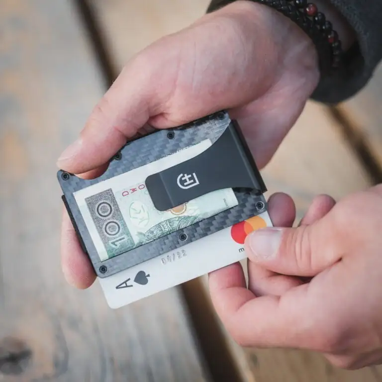 portfel na karty w wersji carbon z klipsem na banknoty