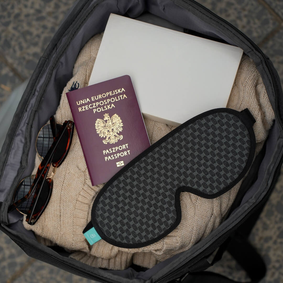 sleep mask, paszport, okulary przeciwsłoneczne