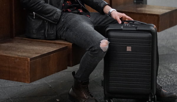 czarna walizka podróżna
