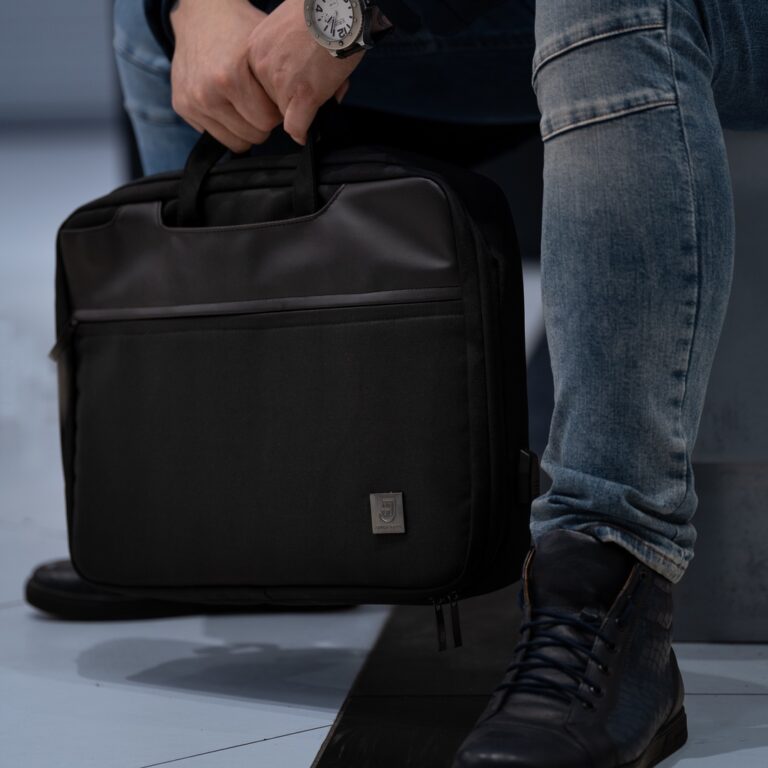 czarny plecak na laptopa i torba w jednym
