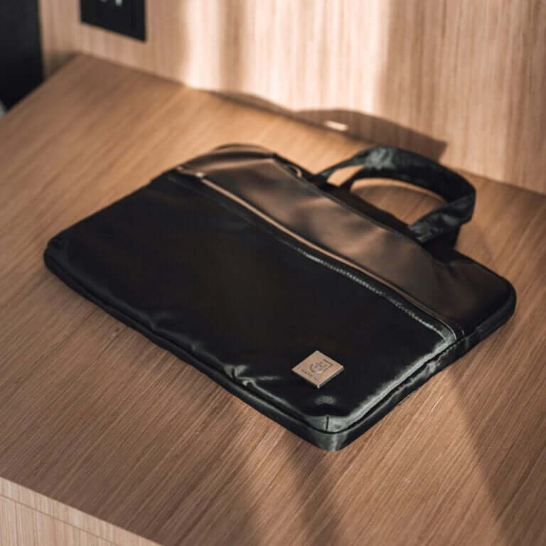 czarna torba na laptopa