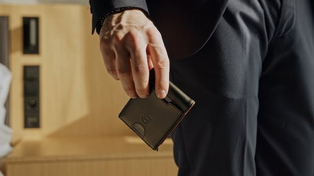 czarny portfel slim