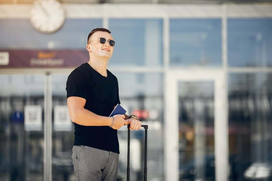 mężczyzna na lotnisku