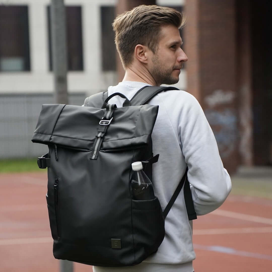 miejski plecak typu Rolltop na laptopa i tablet oraz przedmioty osobiste.