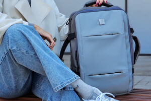 plecak travel backpack w szarym kolorze