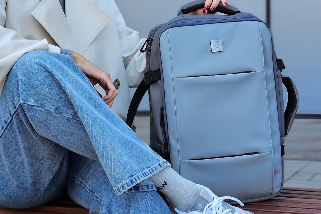 plecak travel backpack w szarym kolorze