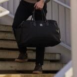 Lekka torba weekendowa na odzież, laptopa i przedmioty osobiste.