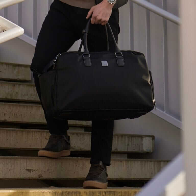 Lekka torba weekendowa na odzież, laptopa i przedmioty osobiste.