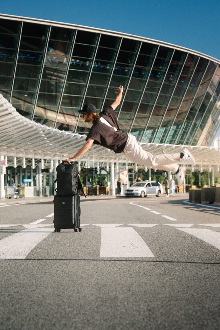 mężczyzna z walizką