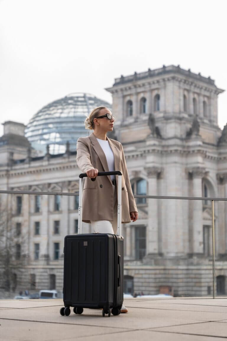 kobieta z walizką Cabin Suitcase