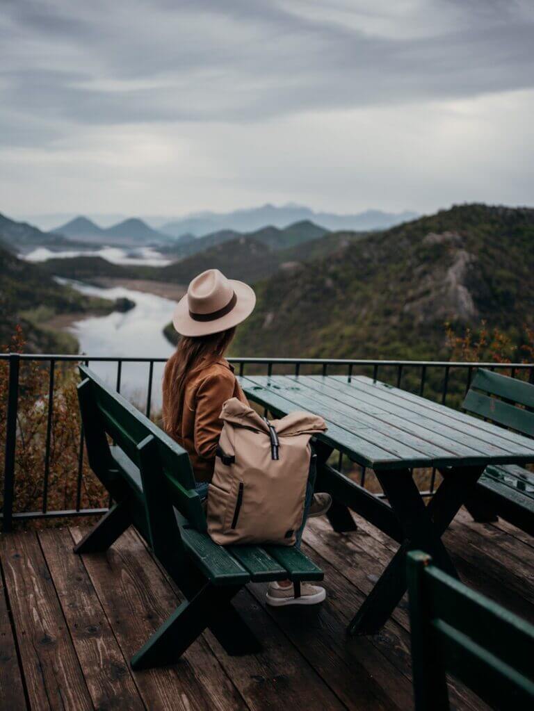 kobieta z plecakiem Rolltop