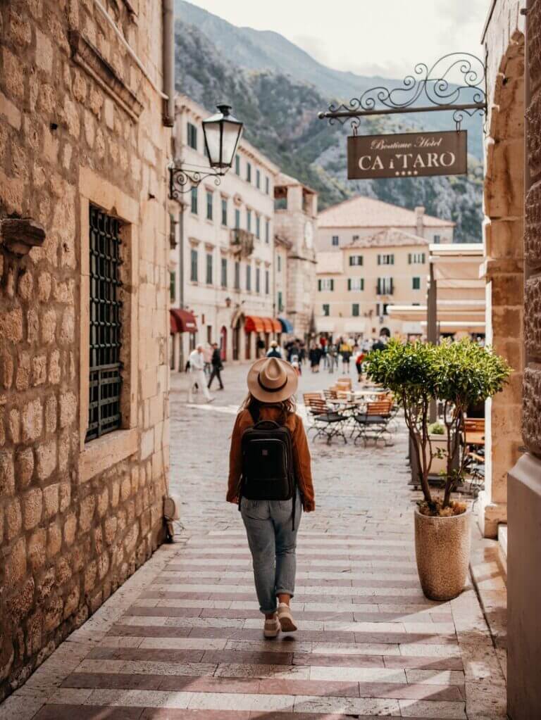 spacerująca kobieta