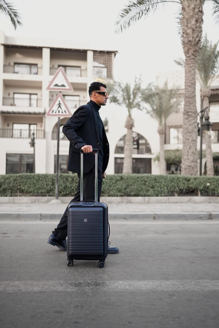 idący mężczyzna z walizką Cabin Trolley