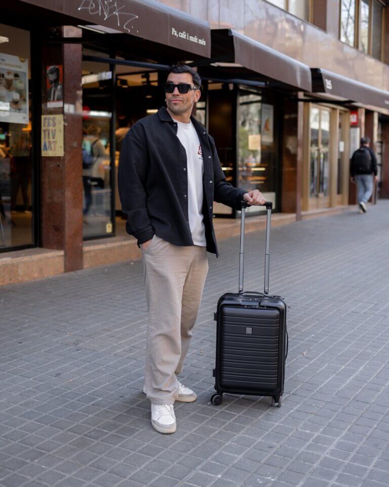 mężczyzna z czarną walizką