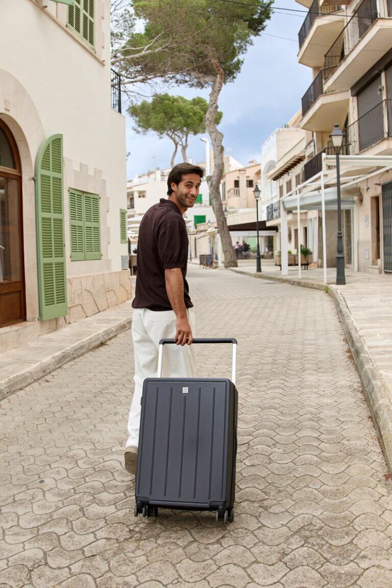 mężczyzna z walizką