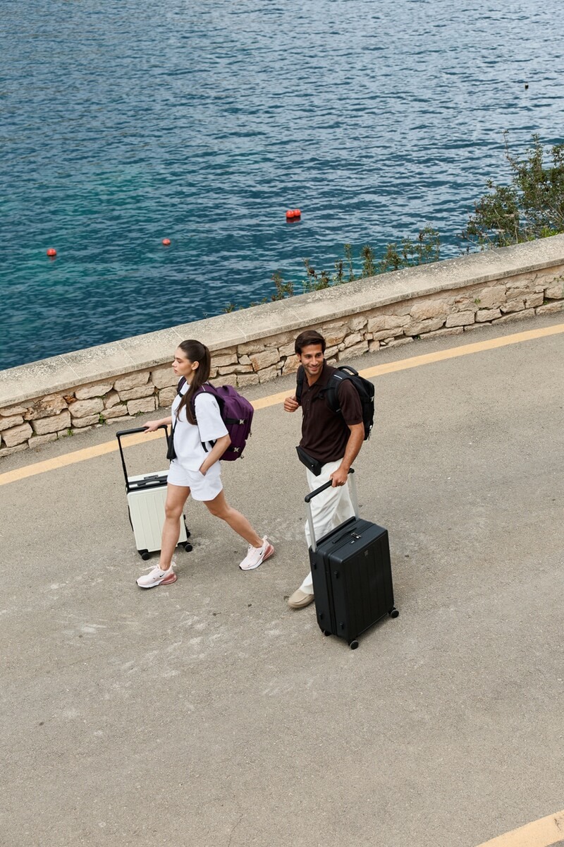 dwie osoby z walizkami