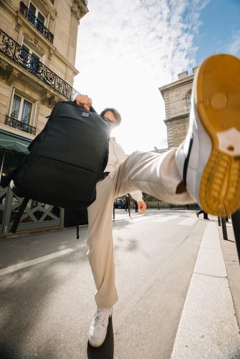 mężczyzna z plecakiem