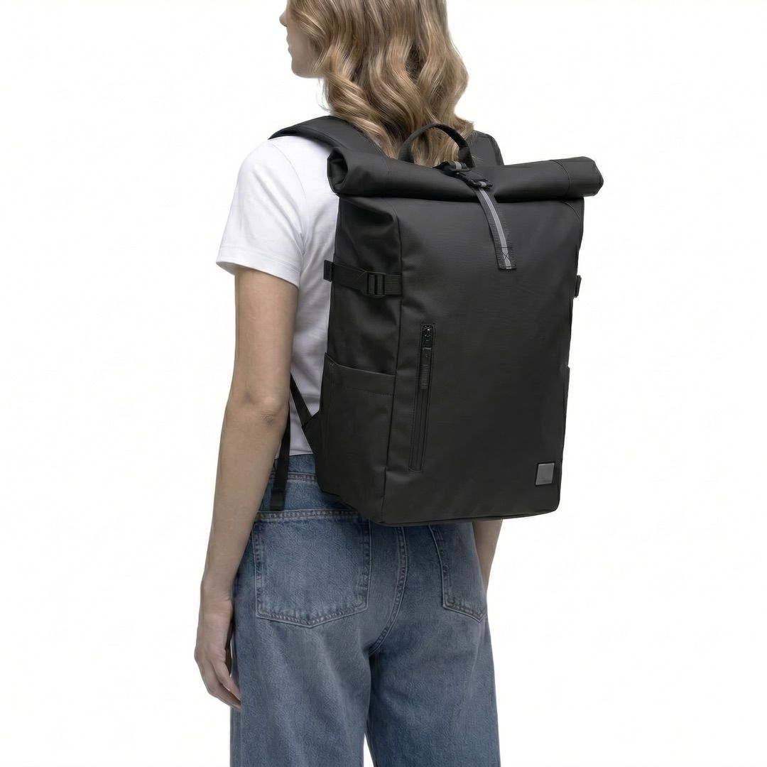 czarny plecak typu rolltop