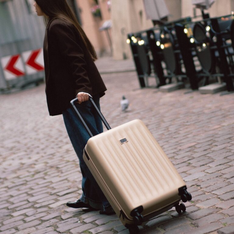 Essential Suitcase średnia duna